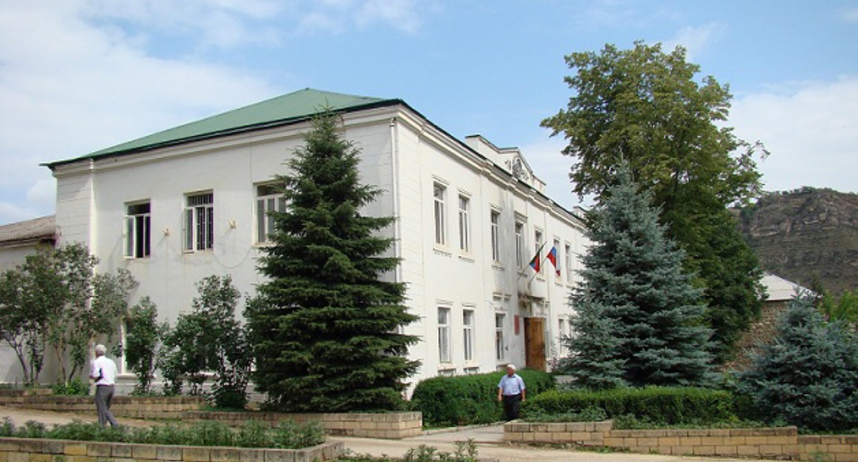 Здание администрации Табасаранского района. Фото https://riaderbent.ru/v-tabasaranskom-rajone-pri-remonte-zdaniya-administratsii-pohitili-pochti-million-rublej.html
Здание администрации Табасаранского района. Фото https://riaderbent.ru/v-tabasaranskom-rajone-pri-remonte-zdaniya-administratsii-pohitili-pochti-million-rublej.html