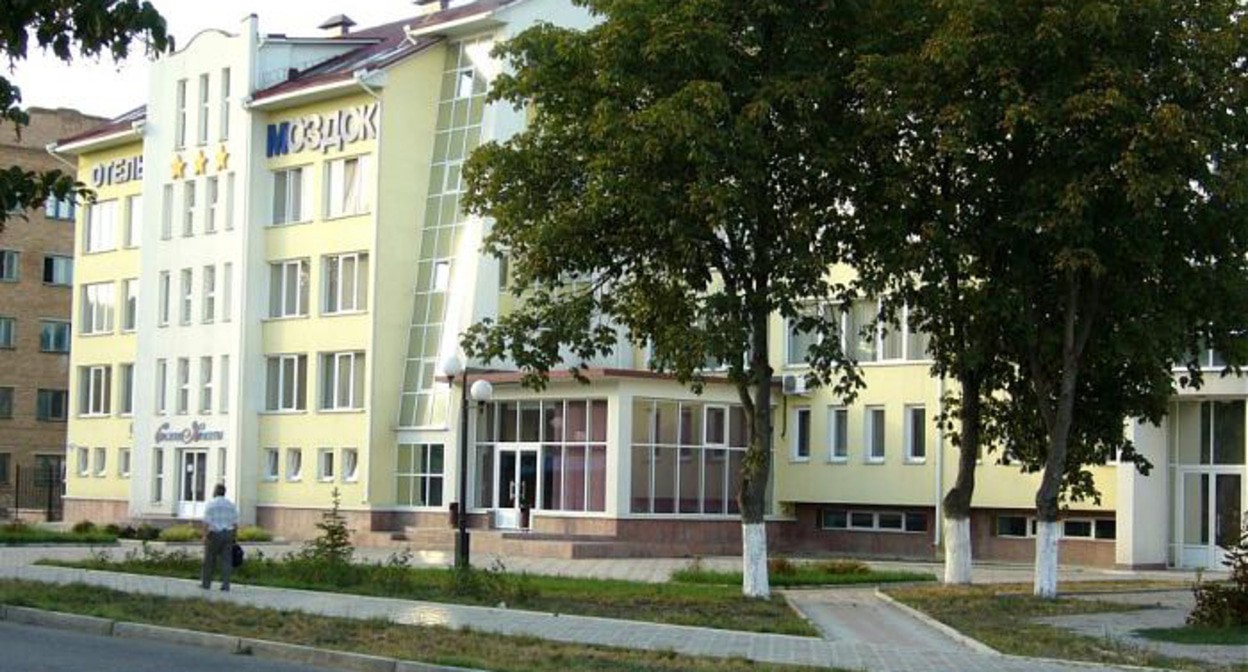 Улица в Моздоке. Фото https://wikimapia.org/18702124/ru/Отель-«Моздок» Улица в Моздоке. Фото https://wikimapia.org/18702124/ru/Отель-«Моздок»