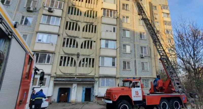 Сотрудники МЧС на пожаре многоэтажного дома в Пятигорске. Фото: пресс-служба МЧС по Ставропольскому краю
Сотрудники МЧС на пожаре многоэтажного дома в Пятигорске. Фото: пресс-служба МЧС по Ставропольскому краю