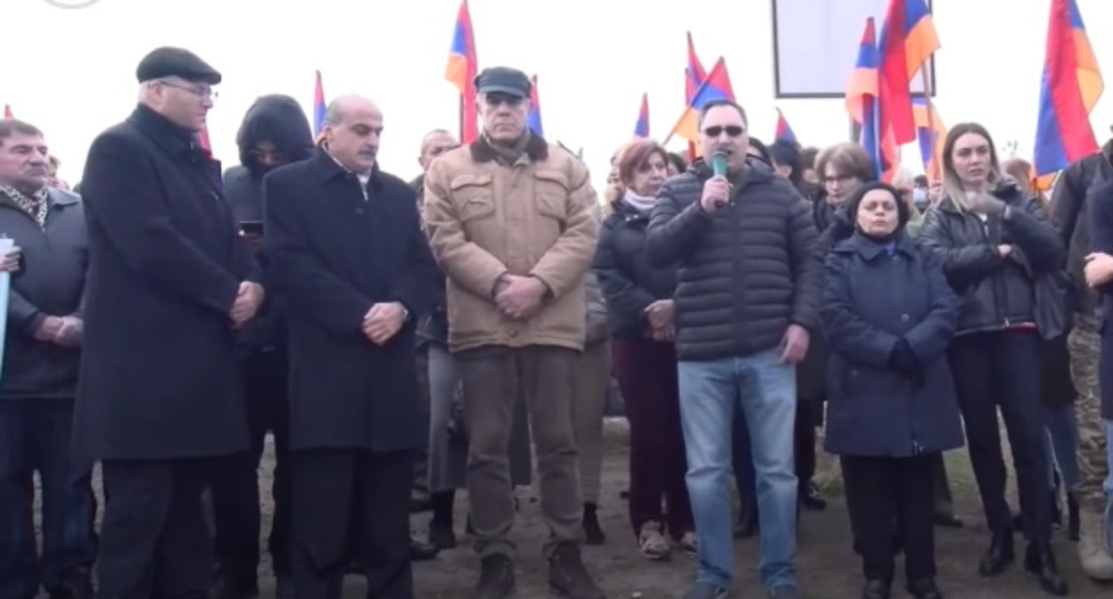 Участники акции протеста в Ереване. Стоп-кадр видео https://www.youtube.com/watch?v=cXy-9veJhnI&t=3460s Участники акции протеста в Ереване. Стоп-кадр видео https://www.youtube.com/watch?v=cXy-9veJhnI&t=3460s