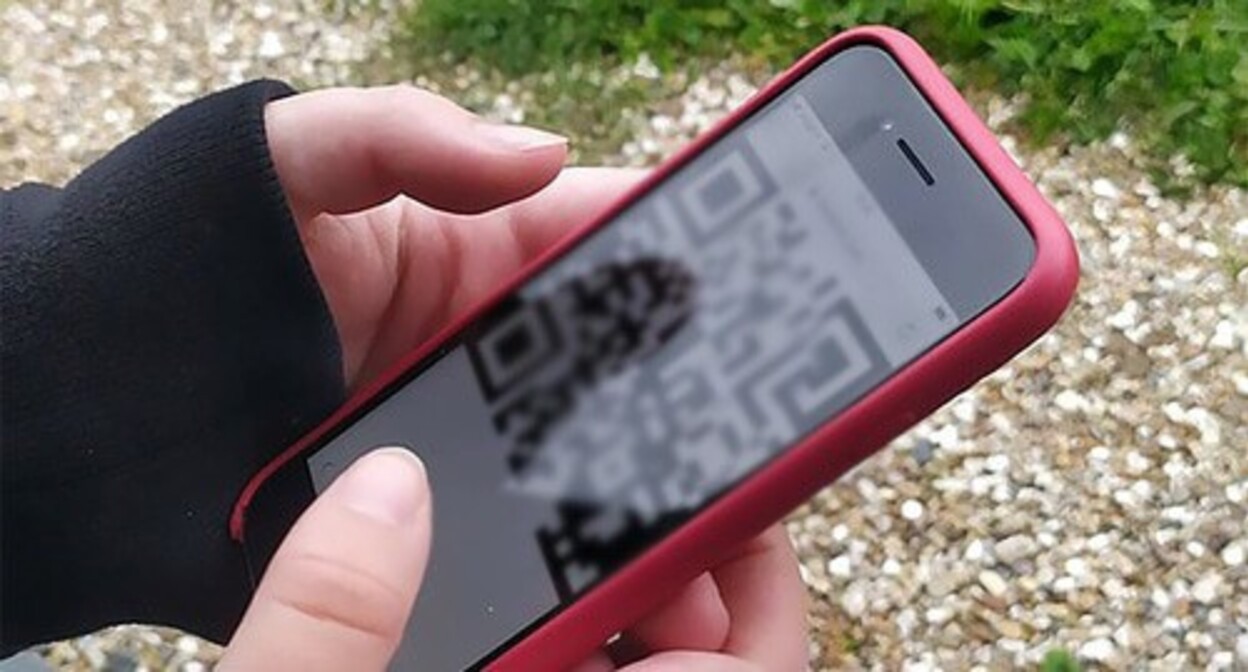 Телефон с QR-кодом на экране. Фото Нины Тумановой для "Кавказского узла" Телефон с QR-кодом на экране. Фото Нины Тумановой для "Кавказского узла"