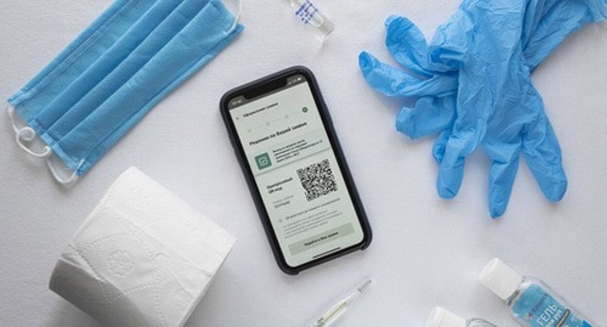 Телефон с QR-кодом. Фото: Roman Grachev https://unsplash.com/ Телефон с QR-кодом. Фото: Roman Grachev https://unsplash.com/