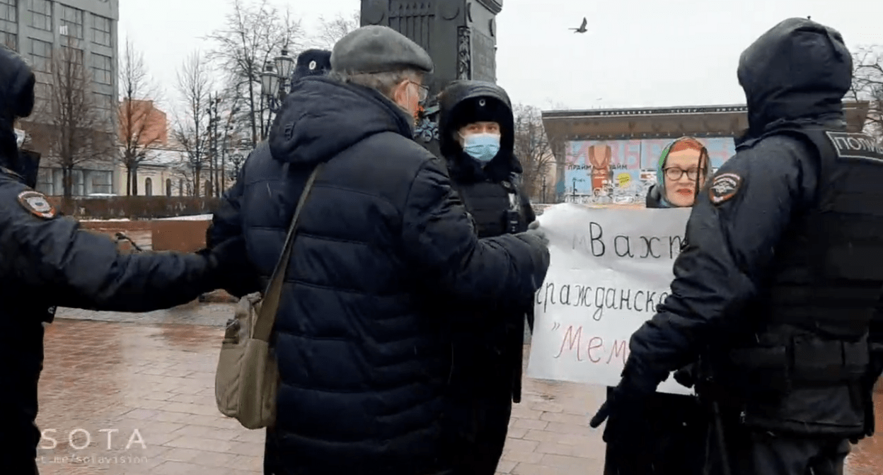Журналистка Виктория Ивлева на пикете в защиту "Мемориала"* в Москве 20 ноября 2021 года. Стоп-кадр видео https://web.telegram.org/z/#-1382842129 Журналистка Виктория Ивлева на пикете в защиту "Мемориала"* в Москве 20 ноября 2021 года. Стоп-кадр видео https://web.telegram.org/z/#-1382842129