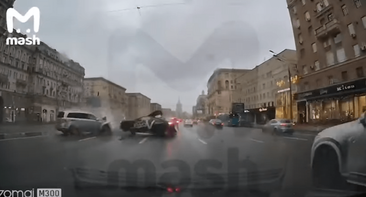 Авария с участием Саида Губденского в Москве. 20 ноября 2021 года. Стоп-кадр видео https://www.youtube.com/watch?v=L7WrdPJZRXI Авария с участием Саида Губденского в Москве. 20 ноября 2021 года. Стоп-кадр видео https://www.youtube.com/watch?v=L7WrdPJZRXI