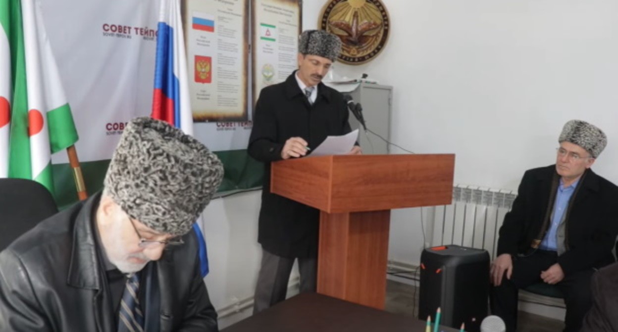 Члены Совета тейпов Ингушетии, стоп-кадр видео https://www.youtube.com/watch?v=ngyXR-d22wo Члены Совета тейпов Ингушетии, стоп-кадр видео https://www.youtube.com/watch?v=ngyXR-d22wo