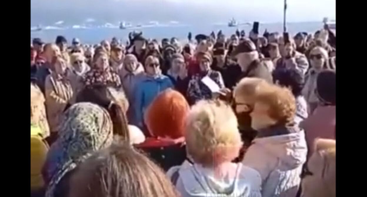 Участники схода в Новороссийске. Кадр видео паблика "Типичный Краснодар" https://vk.com/typical_krd?w=wall-33025155_9897853 Участники схода в Новороссийске. Кадр видео паблика "Типичный Краснодар" https://vk.com/typical_krd?w=wall-33025155_9897853