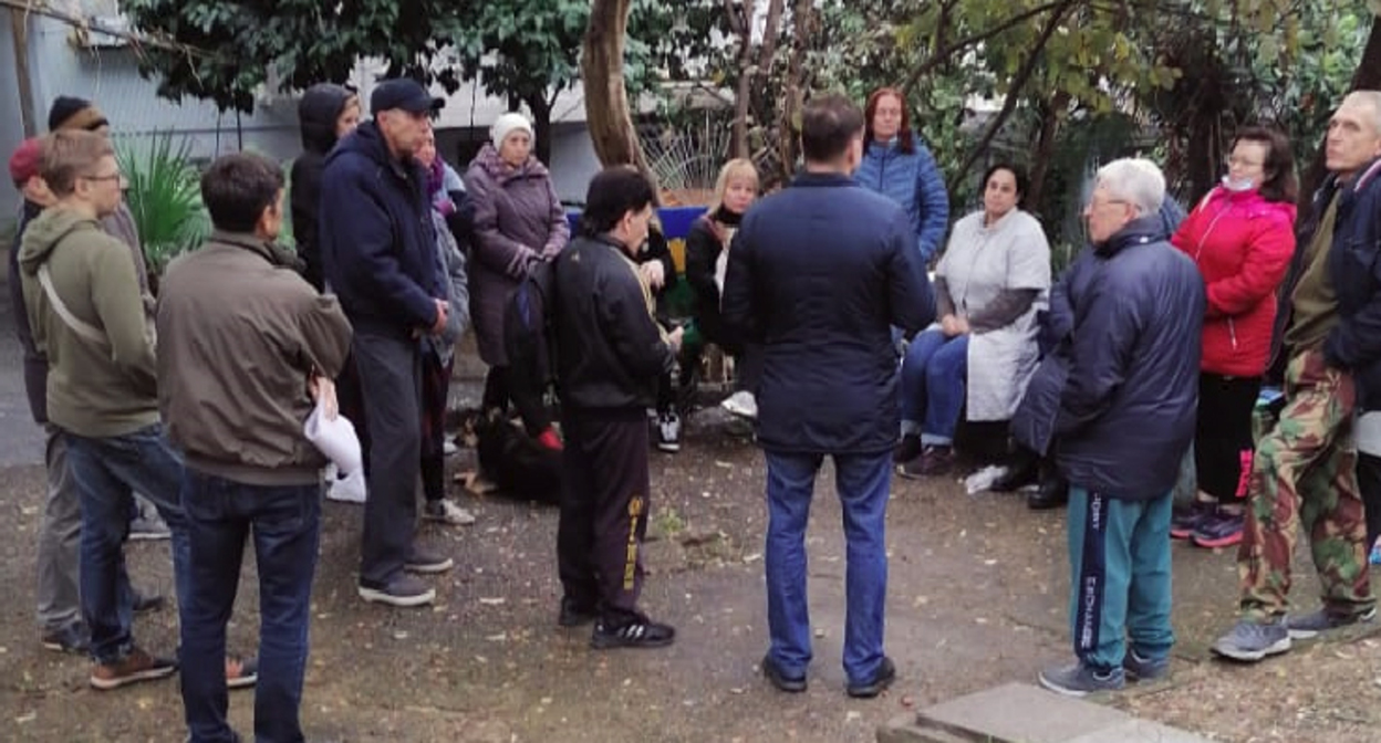 Сход противников строительства многоэтажки в Сочи. Фото С. Кравченко для "Кавказского узла" Сход противников строительства многоэтажки в Сочи. Фото С. Кравченко для "Кавказского узла"