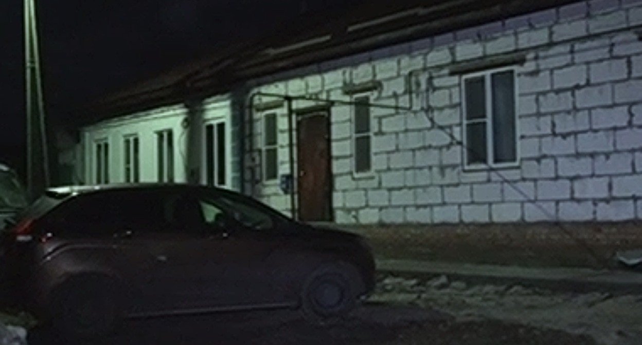 Дом пострадавшей семьи в станице Бессергеневской Ростовской области. Кадр видео https://www.5-tv.ru/ Дом пострадавшей семьи в станице Бессергеневской Ростовской области. Кадр видео https://www.5-tv.ru/