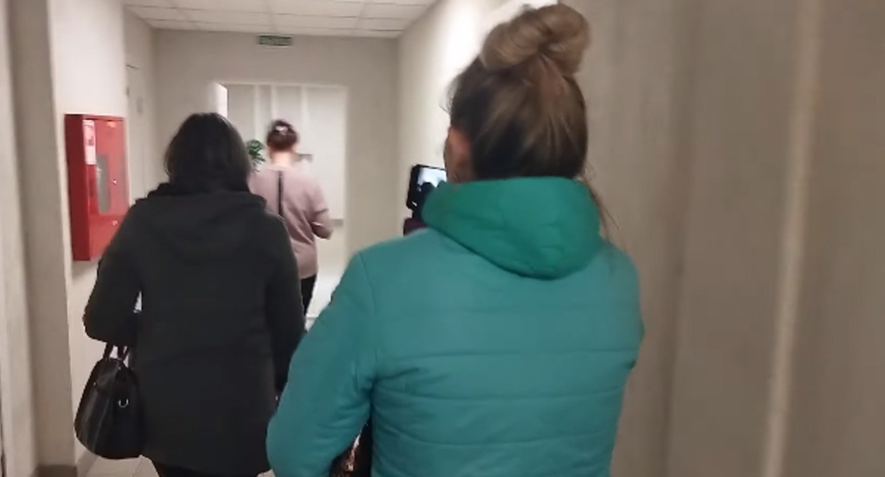 Стихийная акция в здании Роспотребнадзора. Скриншот видео "Все в наших руках!" https://www.youtube.com/watch?v=pVgKoDfuyCU Стихийная акция в здании Роспотребнадзора. Скриншот видео "Все в наших руках!" https://www.youtube.com/watch?v=pVgKoDfuyCU
