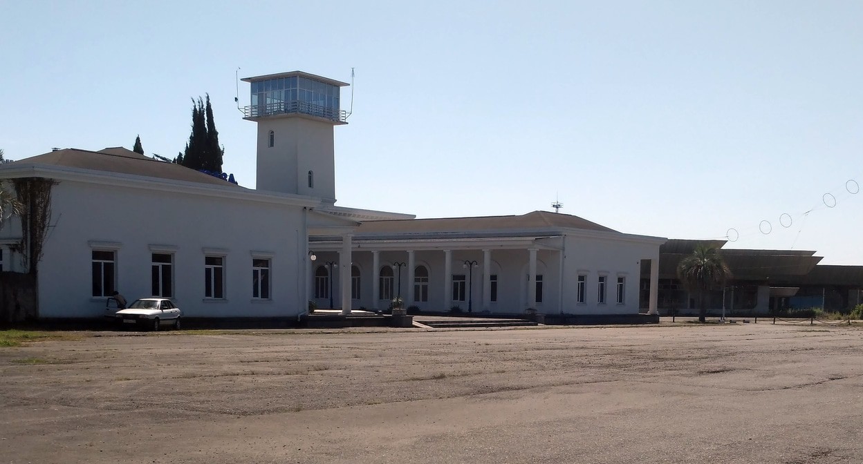 Аэропорт Сухума. Фото Alex Alex Lep https://ru.wikipedia.org/wiki/Сухум_(аэропорт) Аэропорт Сухума. Фото Alex Alex Lep https://ru.wikipedia.org/wiki/Сухум_(аэропорт)