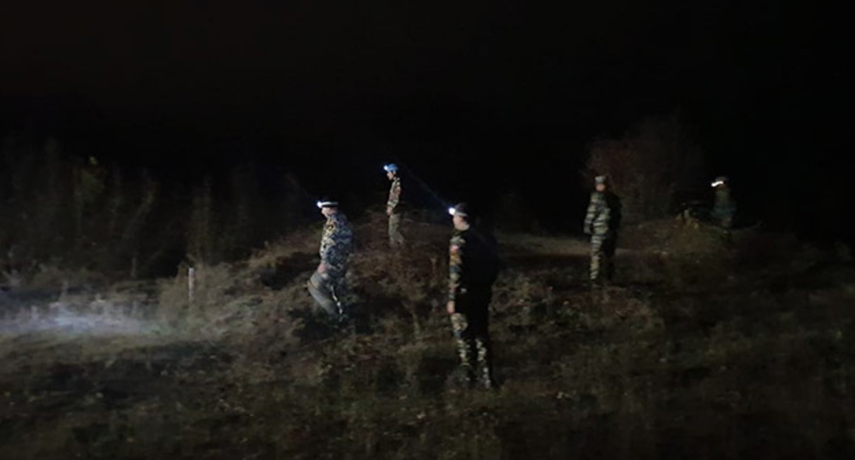 Карабахские спасатели во время поисков останков военнослужащих. Скриншот со страницы Facebook https://www.facebook.com/photo?fbid=266078712204971&set=a.204085831737593 Карабахские спасатели во время поисков останков военнослужащих. Скриншот со страницы Facebook https://www.facebook.com/photo?fbid=266078712204971&set=a.204085831737593