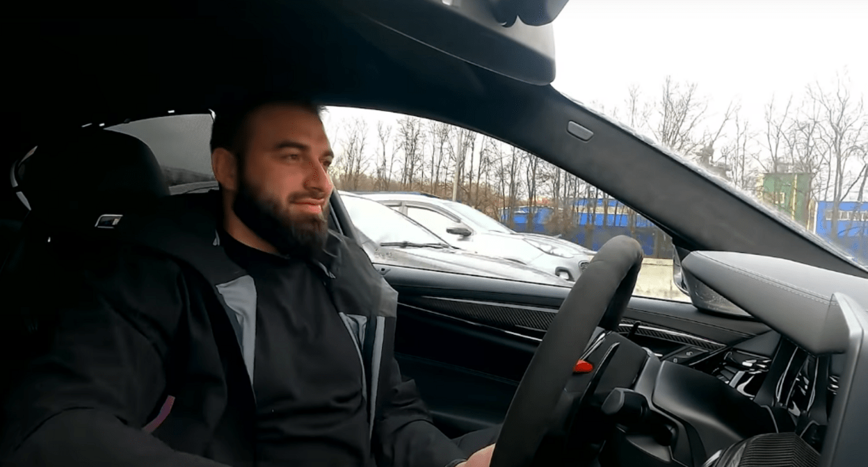 Автоблогер Саид Губденский. Скриншот с видео на Youtube-канале "Саид Губденский" https://www.youtube.com/channel/UChm37atOw4y4TUkFqDFhhSA Автоблогер Саид Губденский. Скриншот с видео на Youtube-канале "Саид Губденский" https://www.youtube.com/channel/UChm37atOw4y4TUkFqDFhhSA