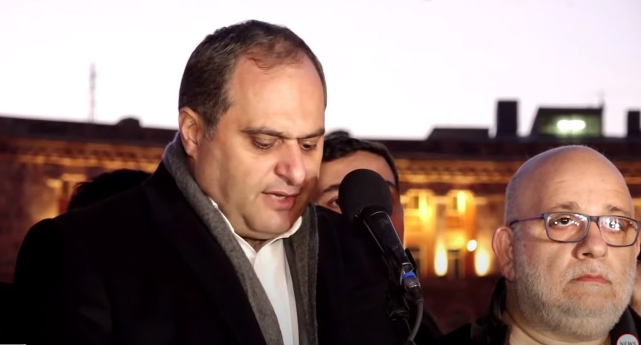 Ара Зограбян выступает на митинге в Ереване. Стоп-кадр видео канала NEWS AM, https://www.youtube.com/watch?v=wOjKVCyf12U&t=390s Ара Зограбян выступает на митинге в Ереване. Стоп-кадр видео канала NEWS AM, https://www.youtube.com/watch?v=wOjKVCyf12U&t=390s