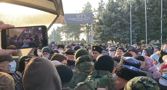 Митинг против председателя колхоза "Россия" в Ставропольском крае. Скриншот сообщения в Твиттере https://twitter.com/asilikedem/status/1463794818937675781 Митинг против председателя колхоза "Россия" в Ставропольском крае. Скриншот сообщения в Твиттере https://twitter.com/asilikedem/status/1463794818937675781