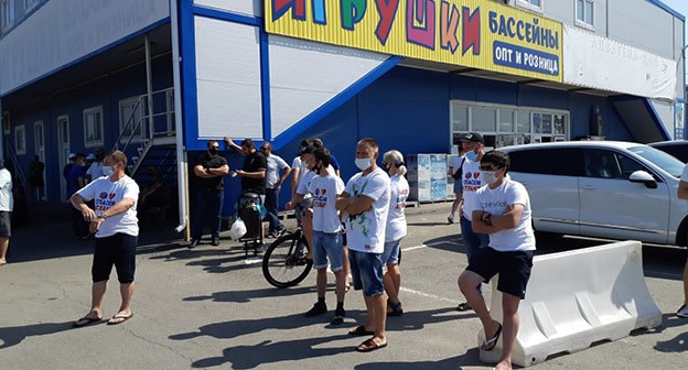 Торговцы с закрытого в Аксайском районе Ростовской области рынка "Атлант". Фото Вячеслава Прудникова для "Кавказского узла" Торговцы с закрытого в Аксайском районе Ростовской области рынка "Атлант". Фото Вячеслава Прудникова для "Кавказского узла"