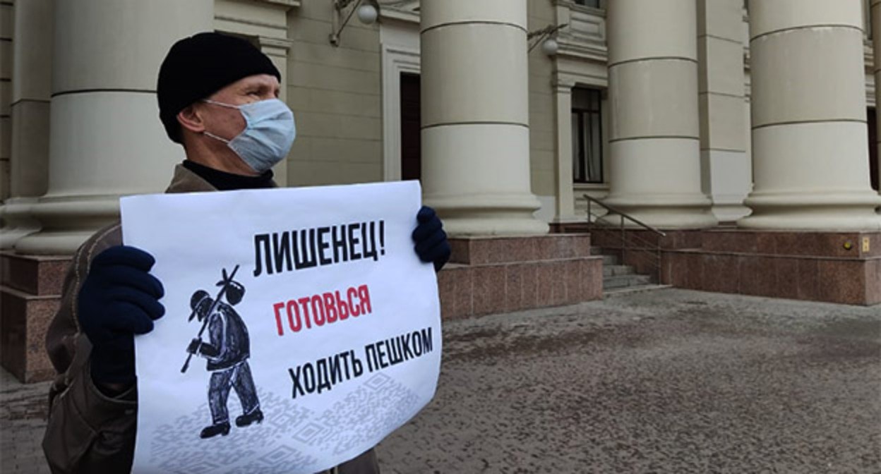 Алексей Северьянов в одиночном пикете. Волгоград, 25 ноября 2021 года. Фото Ольги Черкасовой для "Кавказского узла" Алексей Северьянов в одиночном пикете. Волгоград, 25 ноября 2021 года. Фото Ольги Черкасовой для "Кавказского узла"