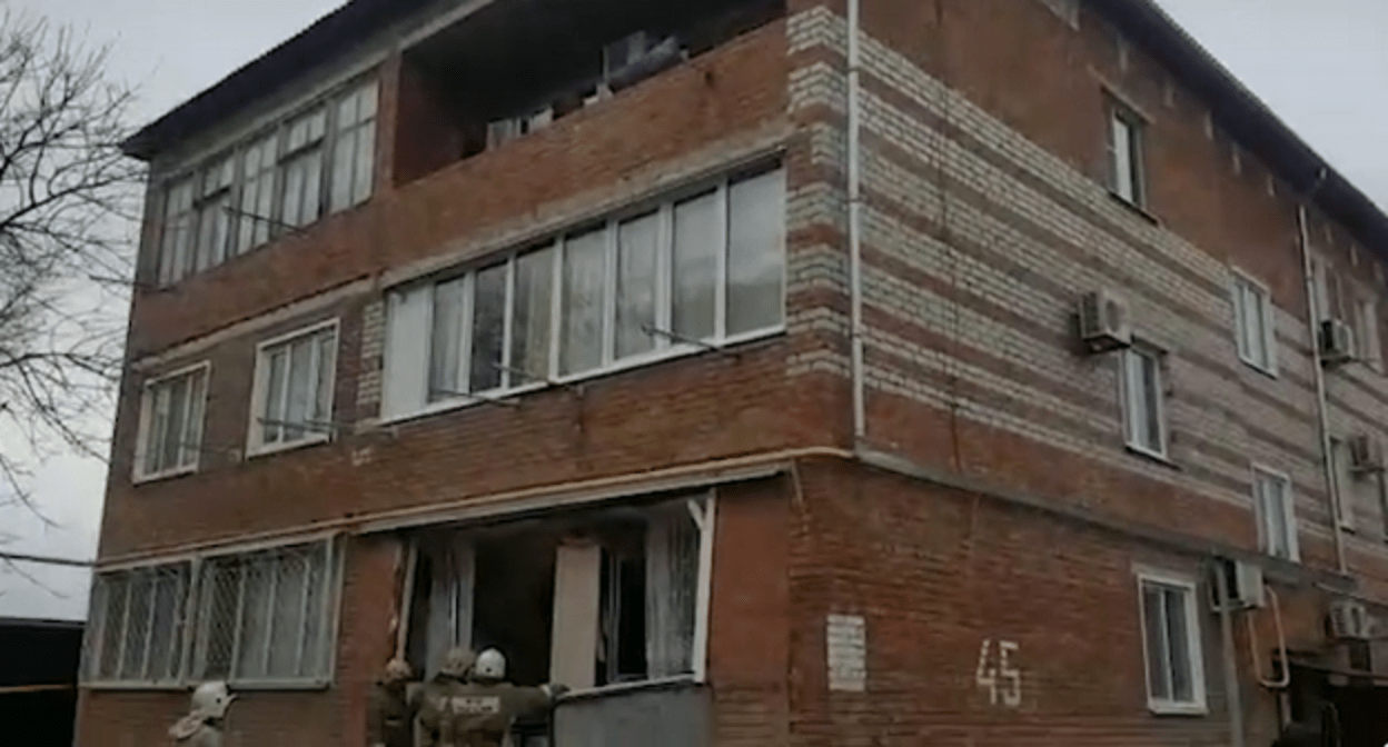 Спасатели обследуют дом в Армавире. Фото: стопкадр видео ГУ МЧС по Краснодарскому краю https://23.mchs.gov.ru/deyatelnost/press-centr/operativnaya-informaciya/4618415 Спасатели обследуют дом в Армавире. Фото: стопкадр видео ГУ МЧС по Краснодарскому краю https://23.mchs.gov.ru/deyatelnost/press-centr/operativnaya-informaciya/4618415