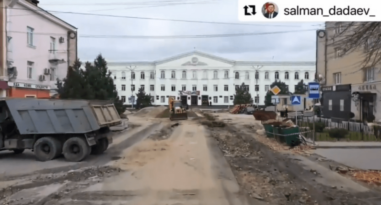Реконструкция улицы Коркмасова в Махачкале. Ноябрь 2021 года. Стоп-кадр видео https://www.instagram.com/p/CWwFrU7D7cY/ Реконструкция улицы Коркмасова в Махачкале. Ноябрь 2021 года. Стоп-кадр видео https://www.instagram.com/p/CWwFrU7D7cY/