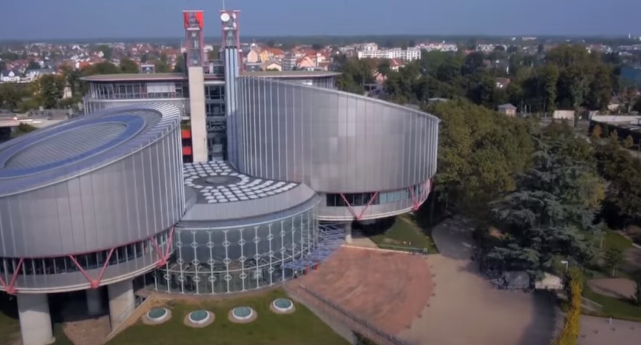 Здание Европейского суда по правам человека. Стоп-кадр из видео Youtube-канала European Court of Human Rights. https://www.youtube.com/watch?v=tVlurGpPE7A Здание Европейского суда по правам человека. Стоп-кадр из видео Youtube-канала European Court of Human Rights. https://www.youtube.com/watch?v=tVlurGpPE7A
