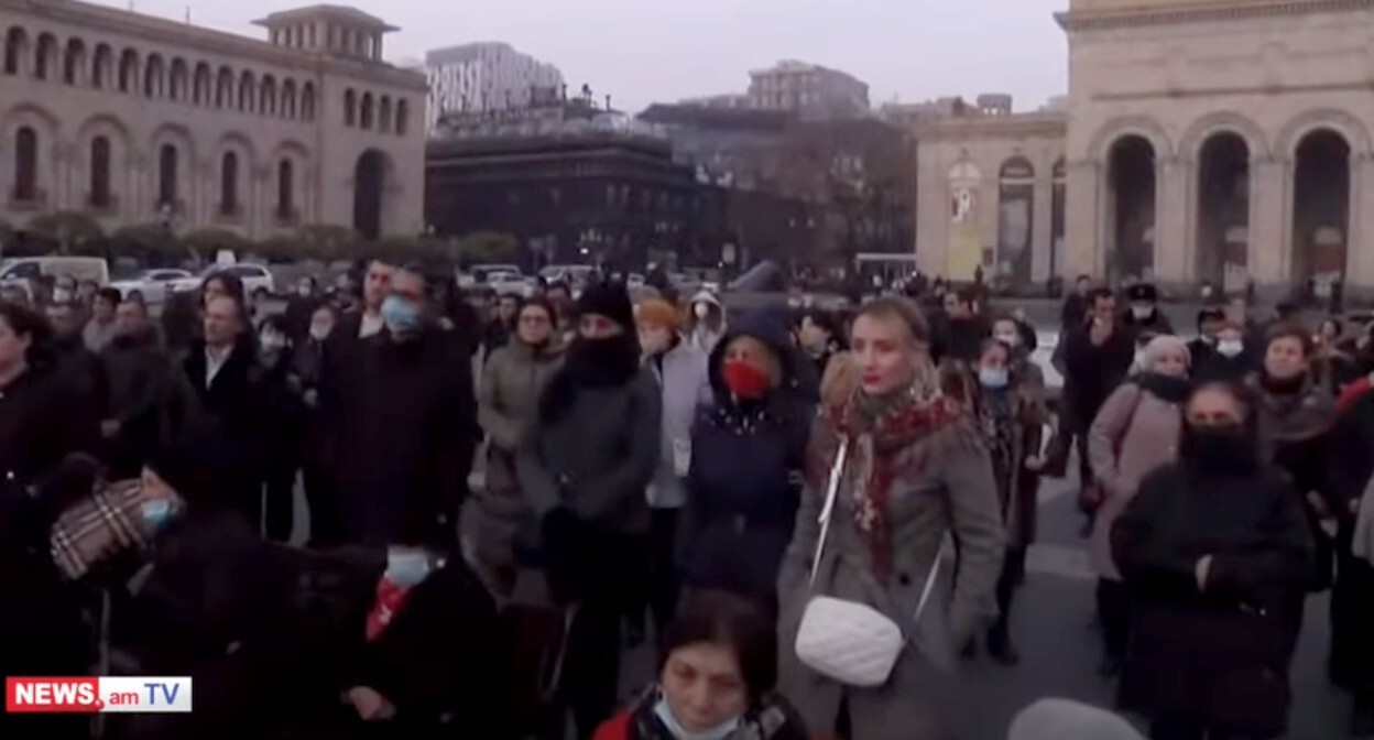 Участники митинга оппозиции в Ереване 27 ноября 2021 года. Стоп-кадр из видео на Youtube-канале NEWS AM. https://www.youtube.com/watch?v=xY1RIobTeFk Участники митинга оппозиции в Ереване 27 ноября 2021 года. Стоп-кадр из видео на Youtube-канале NEWS AM. https://www.youtube.com/watch?v=xY1RIobTeFk