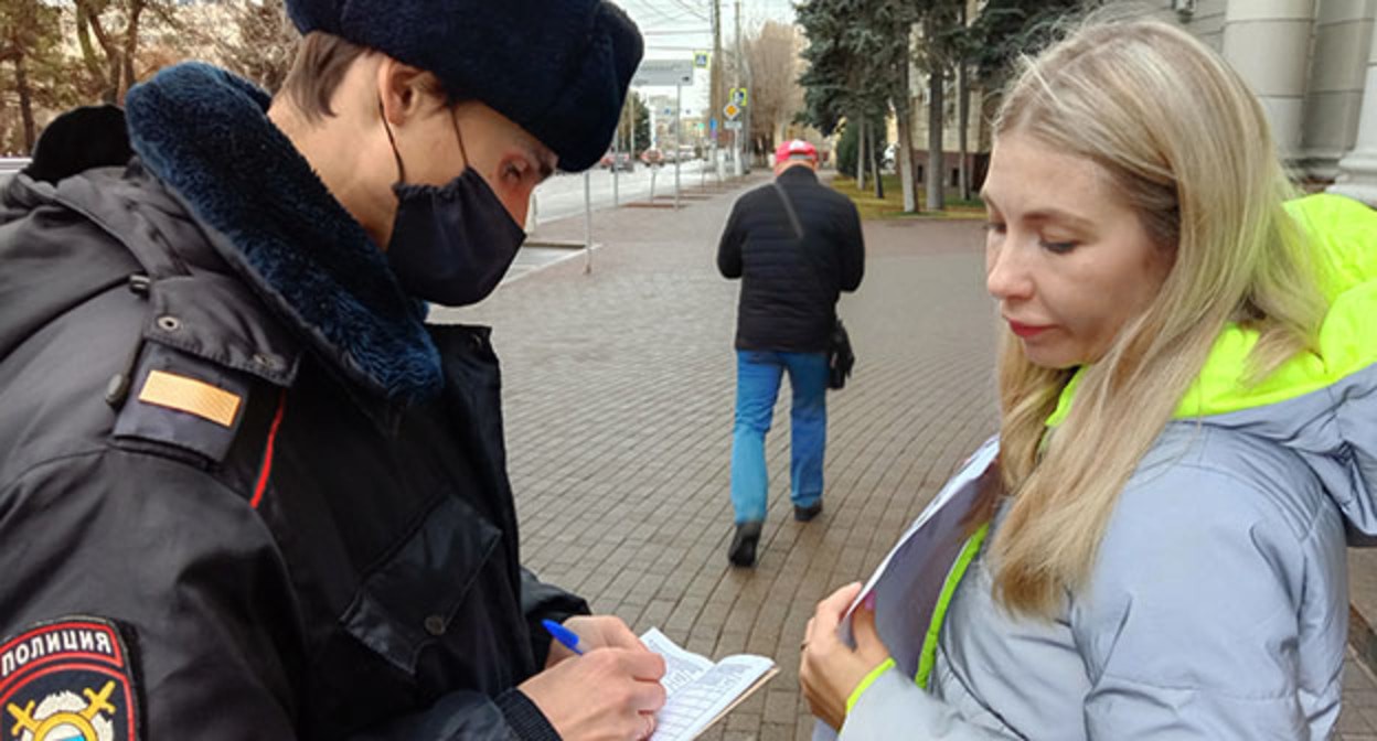 Сотрудник полиции проводит опрос активистки Александры Дмитриевой. Волгоград, 30 ноября 2021 г. Фото Вячеслава Ященко для "Кавказского узла" Сотрудник полиции проводит опрос активистки Александры Дмитриевой. Волгоград, 30 ноября 2021 г. Фото Вячеслава Ященко для "Кавказского узла"
