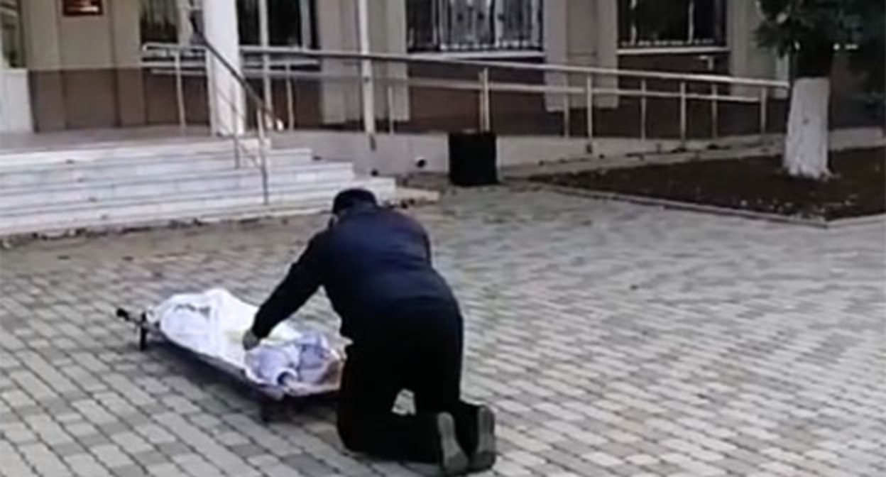 Владелец похоронного агентства, который привез тело пенсионерки к зданию администрации Тимашевского района. Фото: instagram.com/timahablog/ Владелец похоронного агентства, который привез тело пенсионерки к зданию администрации Тимашевского района. Фото: instagram.com/timahablog/