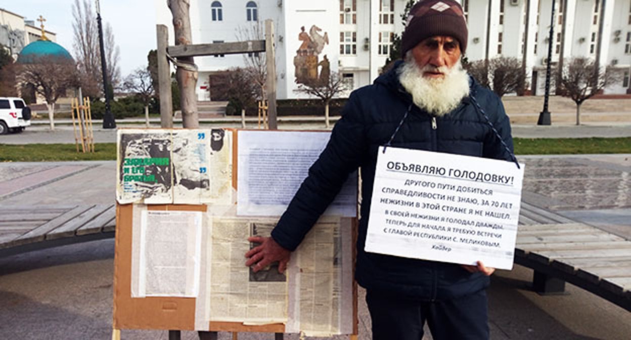 Закарья Набиев объявил голодовку, чтобы добиться встречи с главой Дагестана. 30 ноября 2021 г. Фото Расула Магомедова для "Кавказского узла" Закарья Набиев объявил голодовку, чтобы добиться встречи с главой Дагестана. 30 ноября 2021 г. Фото Расула Магомедова для "Кавказского узла"