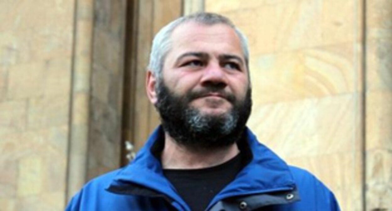 Заза Саралидзе перед зданием парламента. фото Инны Кукуджановой для "Кавказского узла" Заза Саралидзе перед зданием парламента. фото Инны Кукуджановой для "Кавказского узла"