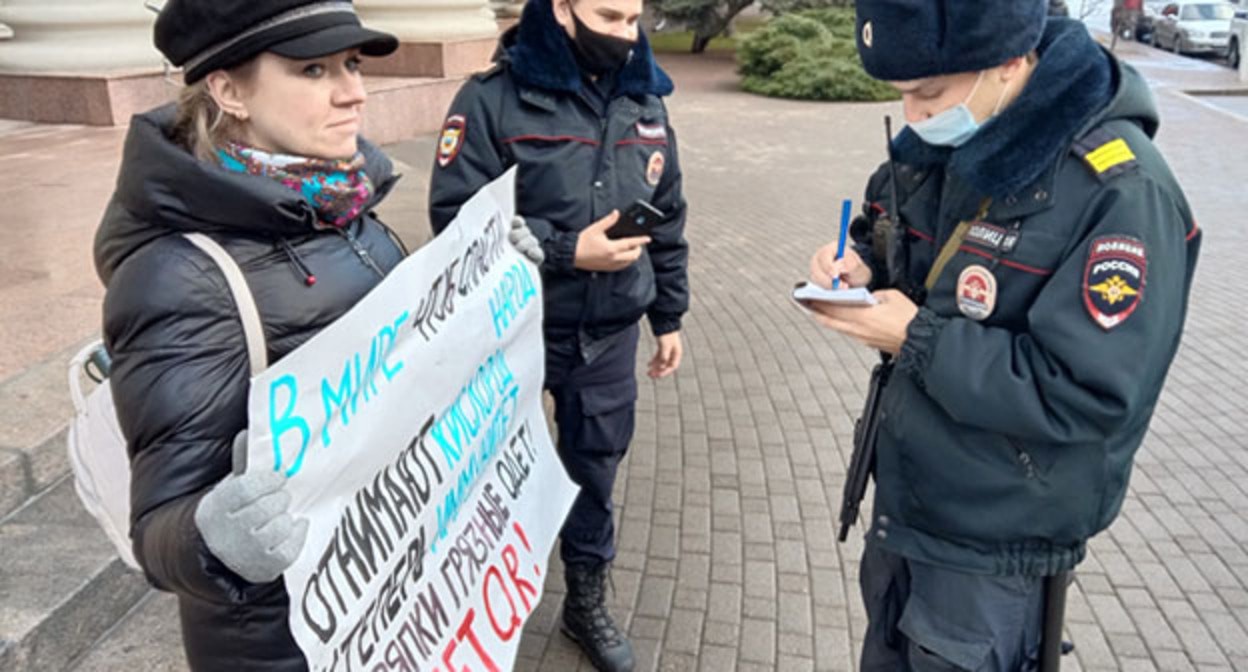 Наталья Кузнецова общается с полицейскими. Волгоград, 1 декабря 2021 г. Фото Вячеслава Ященко для "Кавказского узла" Наталья Кузнецова общается с полицейскими. Волгоград, 1 декабря 2021 г. Фото Вячеслава Ященко для "Кавказского узла"