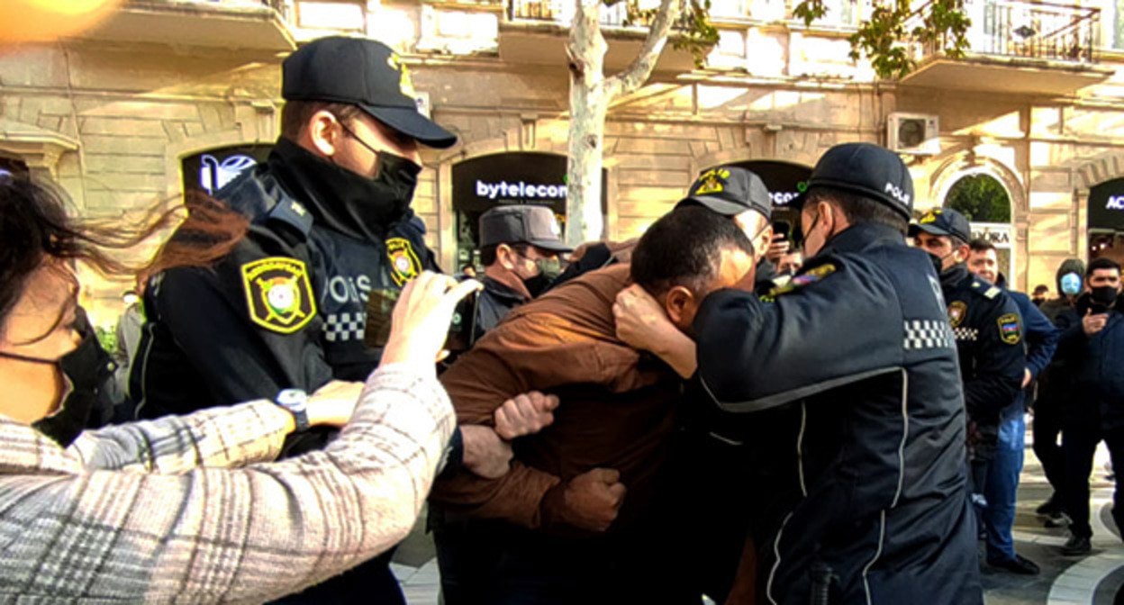 Задержание оппозиционного политика Тофига Ягублу. Фото Фаика Меджида для "Кавказского узла" Задержание оппозиционного политика Тофига Ягублу. Фото Фаика Меджида для "Кавказского узла"