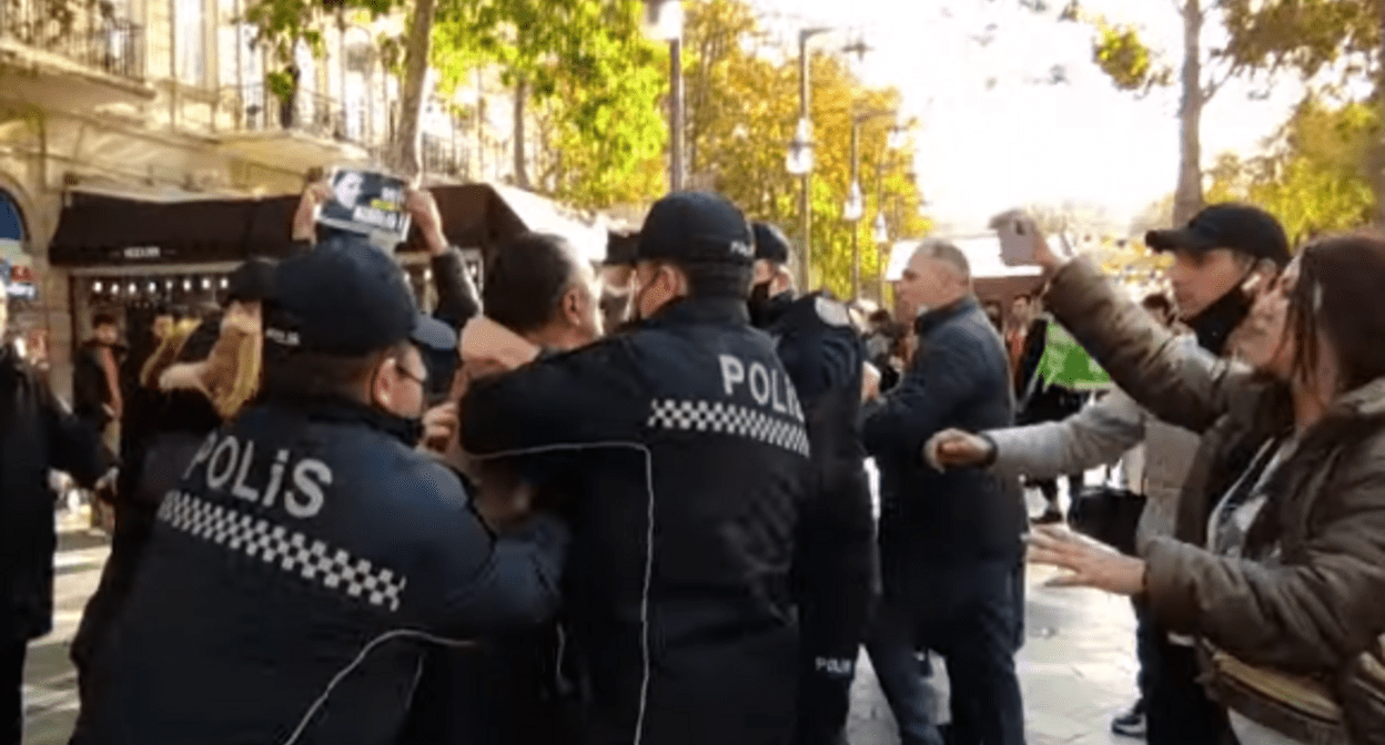 Акция в поддержку активиста Салеха Рустамова в Баку. Кадр видео "Кавказского узла" https://www.youtube.com/watch?v=hw0fCxk2BNA Акция в поддержку активиста Салеха Рустамова в Баку. Кадр видео "Кавказского узла" https://www.youtube.com/watch?v=hw0fCxk2BNA