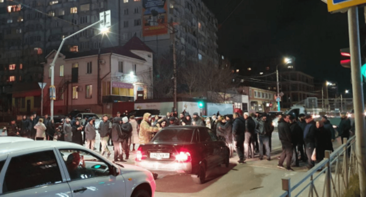 Жители Махачкалы вышли на акцию протеста, заблокировав движение на улице Амет-Хана Султана. Махачкала, 2 декабря 2021 г. Скриншот записи https://t.me/DagestanRD/10140
Жители Махачкалы вышли на акцию протеста, заблокировав движение на улице Амет-Хана Султана. Махачкала, 2 декабря 2021 г. Скриншот записи https://t.me/DagestanRD/10140