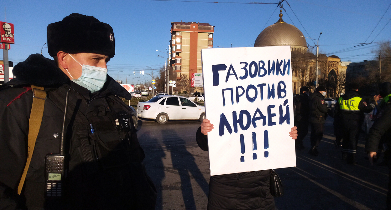 Жильцы двух домов в Махачкале потребовали вернуть газоснабжение На акции протеста. 3 декабря 2021г. Фото Расула Магомедова для "Кавказского узла"
