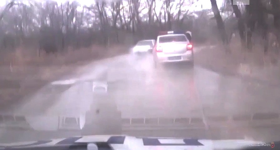 Преследование автомобиля ВАЗ-21099 сотрудниками ДПС. Кадр видео МВД России https://www.ntv.ru/novosti/2640304/ Преследование автомобиля ВАЗ-21099 сотрудниками ДПС. Кадр видео МВД России https://www.ntv.ru/novosti/2640304/