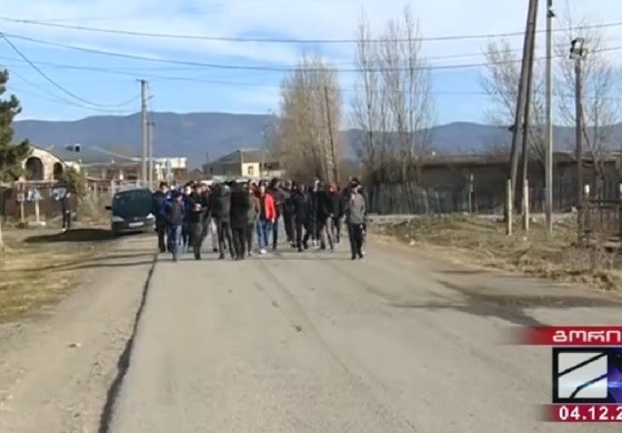 Жители села Зегдулети во время акции протеста. Стоп-кадр видео на странице https://rustavi2.ge/ka/news/216354 Жители села Зегдулети во время акции протеста. Стоп-кадр видео на странице https://rustavi2.ge/ka/news/216354