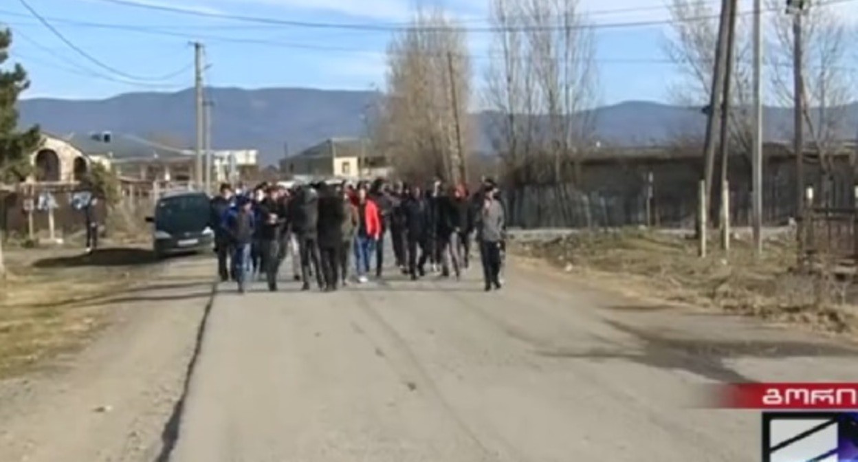 Жители села Зегдулети во время акции протеста. Стоп-кадр видео на странице https://rustavi2.ge/ka/news/216354 Жители села Зегдулети во время акции протеста. Стоп-кадр видео на странице https://rustavi2.ge/ka/news/216354