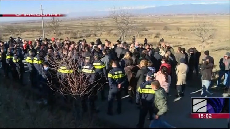 Жители села Зегдулети во время акции протеста. Стоп-кадр из видео на странице https://rustavi2.ge/ka/news/216359 Жители села Зегдулети во время акции протеста. Стоп-кадр из видео на странице https://rustavi2.ge/ka/news/216359