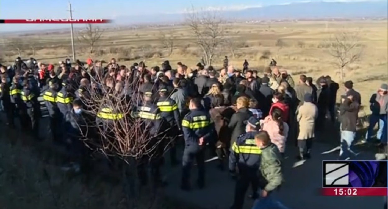 Жители села Зегдулети во время акции протеста. Стоп-кадр из видео на странице https://rustavi2.ge/ka/news/216359 Жители села Зегдулети во время акции протеста. Стоп-кадр из видео на странице https://rustavi2.ge/ka/news/216359