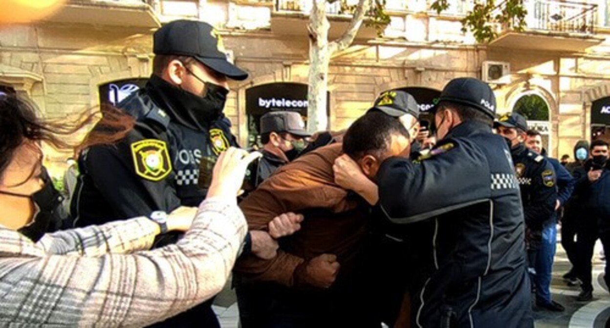 Задержание оппозиционного политика Тофига Ягублу. Фото Фаика Меджида для "Кавказского узла" Задержание оппозиционного политика Тофига Ягублу. Фото Фаика Меджида для "Кавказского узла"