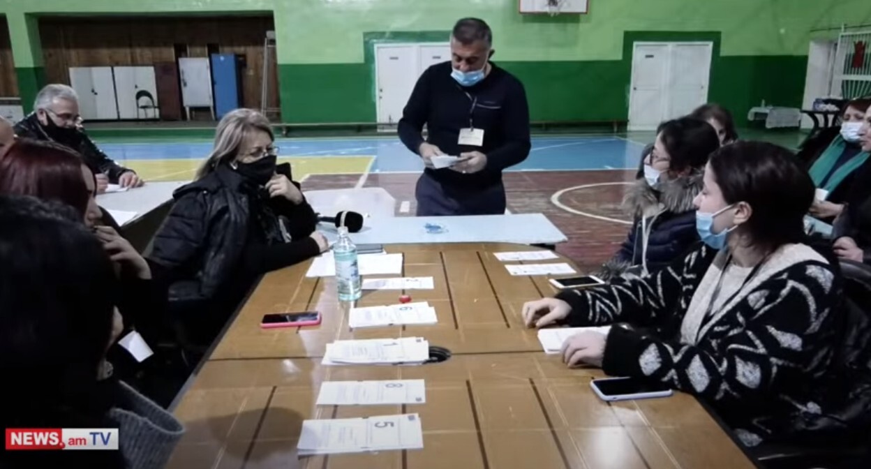 Подсчет голосов на одном из избирательных участков города Ванадзора, 5 декабря 2021 года. Стоп-кадр из видео на Youtube-канале NEWS AM. https://www.youtube.com/watch?v=IAeaO5yyIhE Подсчет голосов на одном из избирательных участков города Ванадзора, 5 декабря 2021 года. Стоп-кадр из видео на Youtube-канале NEWS AM. https://www.youtube.com/watch?v=IAeaO5yyIhE