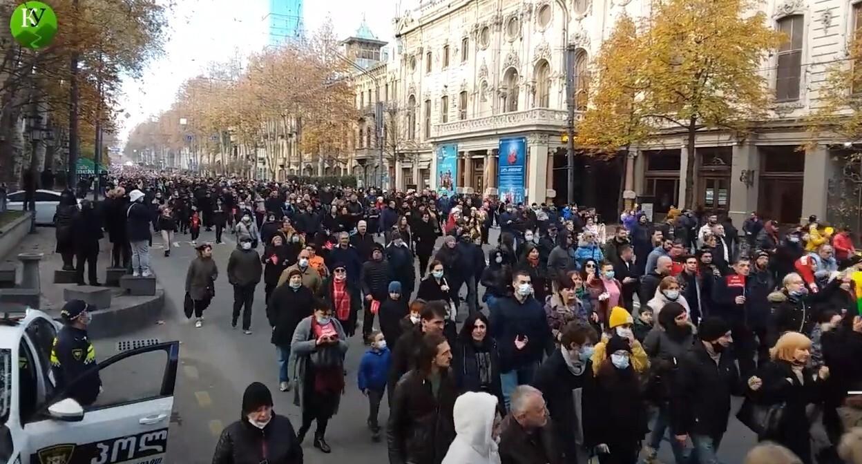 Участники шествия против «зеленых паспортов» в Тбилиси 5 декабря 2021 года. Стопкадр из видео «Кавказского узла» https://www.kavkaz-uzel.eu/videos/6719 Участники шествия против «зеленых паспортов» в Тбилиси 5 декабря 2021 года. Стопкадр из видео «Кавказского узла» https://www.kavkaz-uzel.eu/videos/6719