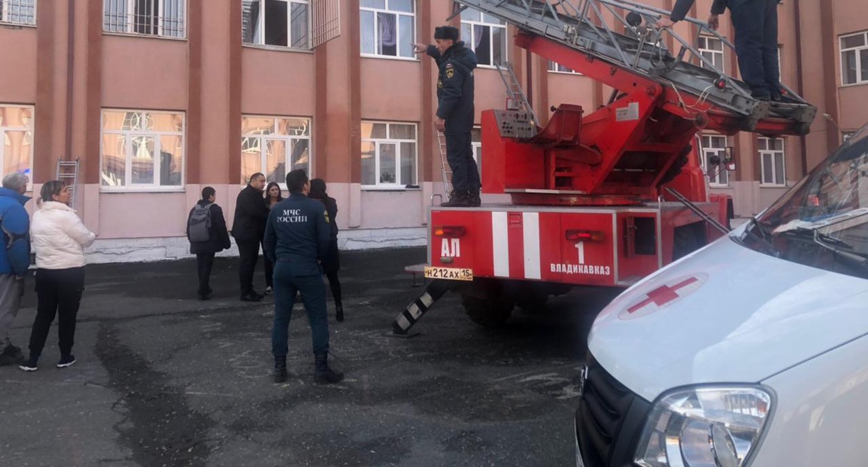 Сотрудники ГУ МЧС Северной Осетии на месте происшествия. Фото пресс-службы ГУ МЧС Северной Осетии. Сотрудники ГУ МЧС Северной Осетии на месте происшествия. Фото пресс-службы ГУ МЧС Северной Осетии.