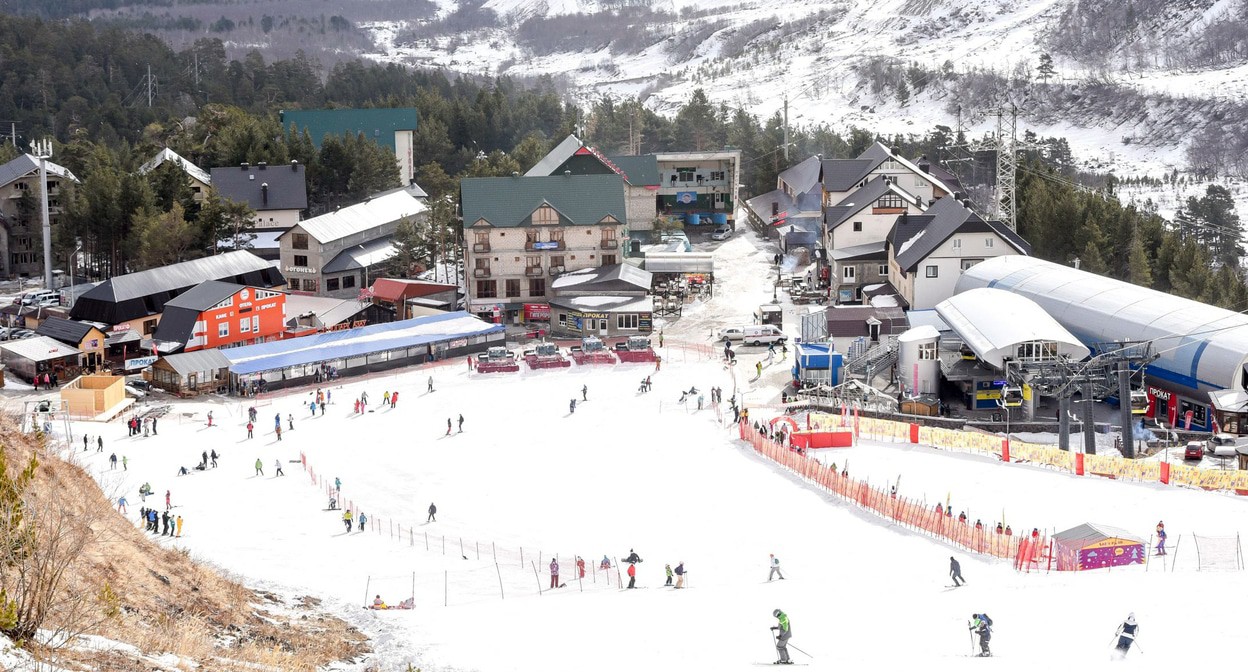 Курорт "Эльбрус". Фото: пресс-служба курорта https://resort-elbrus.ru/winters/gornye-lyzhi/#gallery-4 Курорт "Эльбрус". Фото: пресс-служба курорта https://resort-elbrus.ru/winters/gornye-lyzhi/#gallery-4