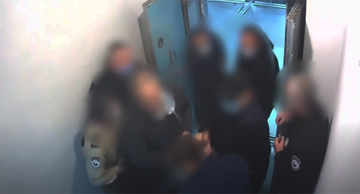 Кадр видео транспортировки Михаила Саакашвили в тюремную больницу. Скриншот видео ://www.youtube.com/watch?v=OgIk3tZkXm8 Кадр видео транспортировки Михаила Саакашвили в тюремную больницу. Скриншот видео ://www.youtube.com/watch?v=OgIk3tZkXm8