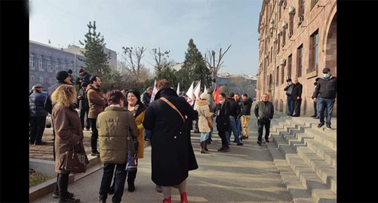 Акция протеста сторонников "Сасна "Црер". Ереван, 7 декабря 2021 г. Скриншот со страницы Facebook https://www.facebook.com/sasnatzrer/posts/291061119728080 Акция протеста сторонников "Сасна "Црер". Ереван, 7 декабря 2021 г. Скриншот со страницы Facebook https://www.facebook.com/sasnatzrer/posts/291061119728080