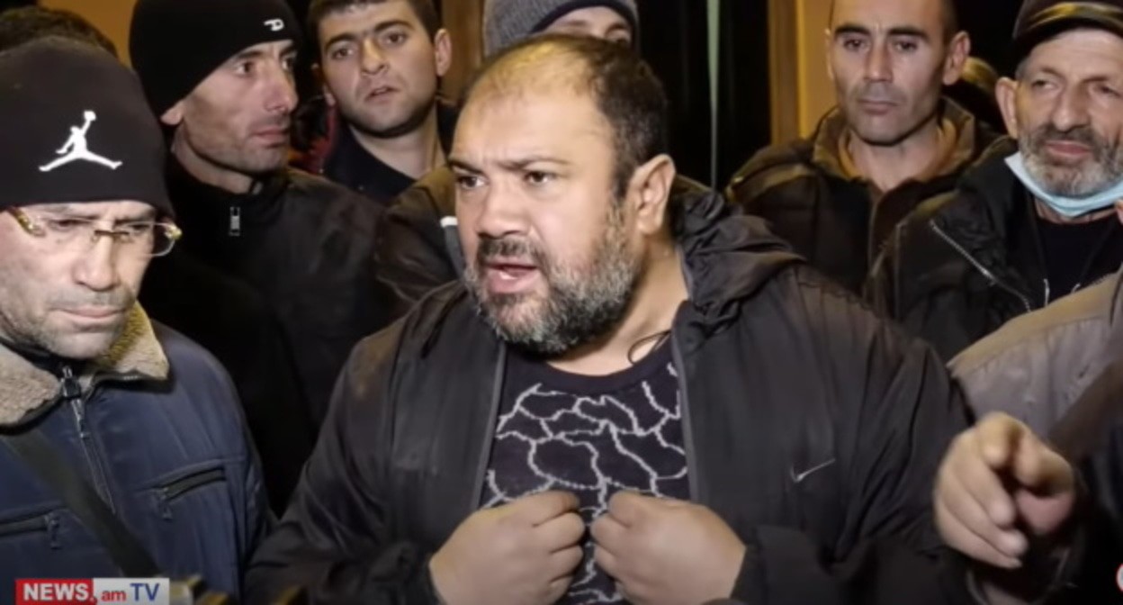Участники протестной акции в Ереване, стоп-кадр видео канала NEWS AM
, https://www.youtube.com/watch?v=Zj11q_HHEMc&t=2s Участники протестной акции в Ереване, стоп-кадр видео канала NEWS AM
, https://www.youtube.com/watch?v=Zj11q_HHEMc&t=2s