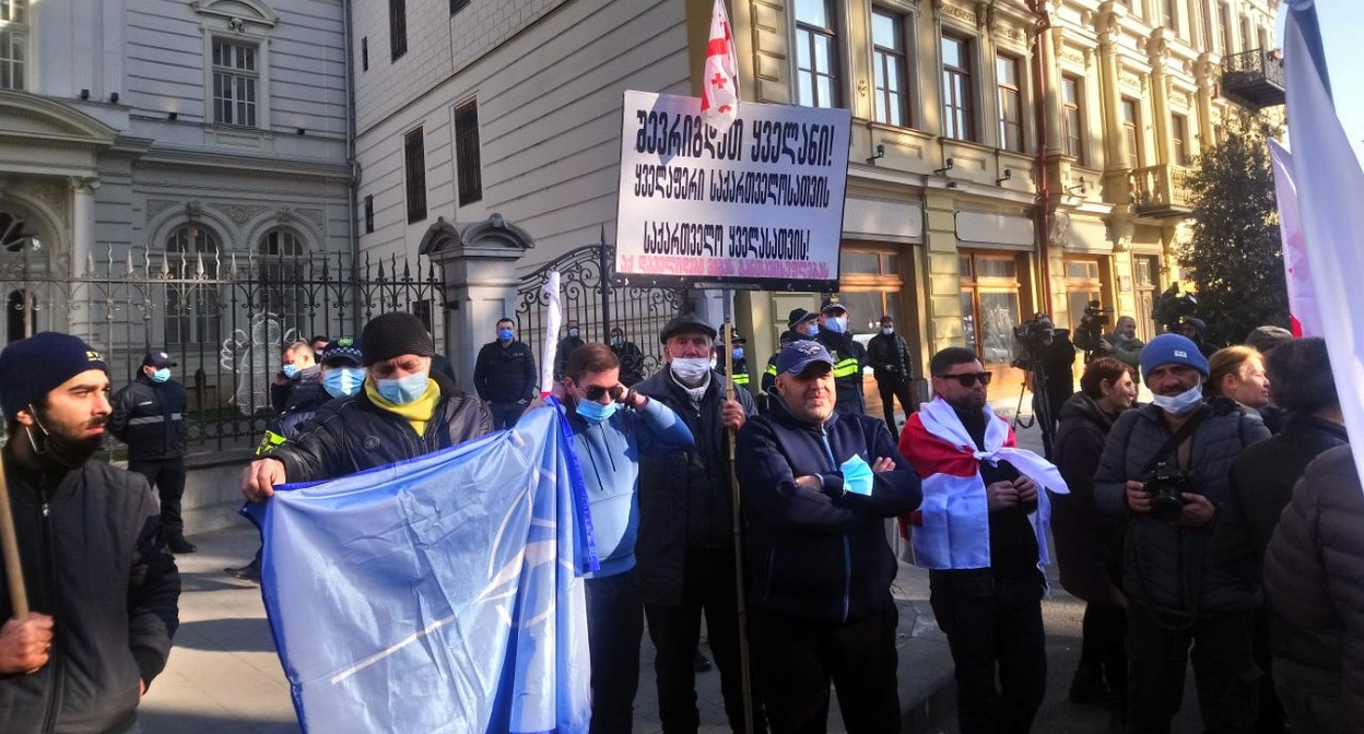Демонастранты с транспорантом "Освободите Миу"
. Фото Беслана Кмузова для Кавказского узла" Демонастранты с транспорантом "Освободите Миу"
. Фото Беслана Кмузова для Кавказского узла"