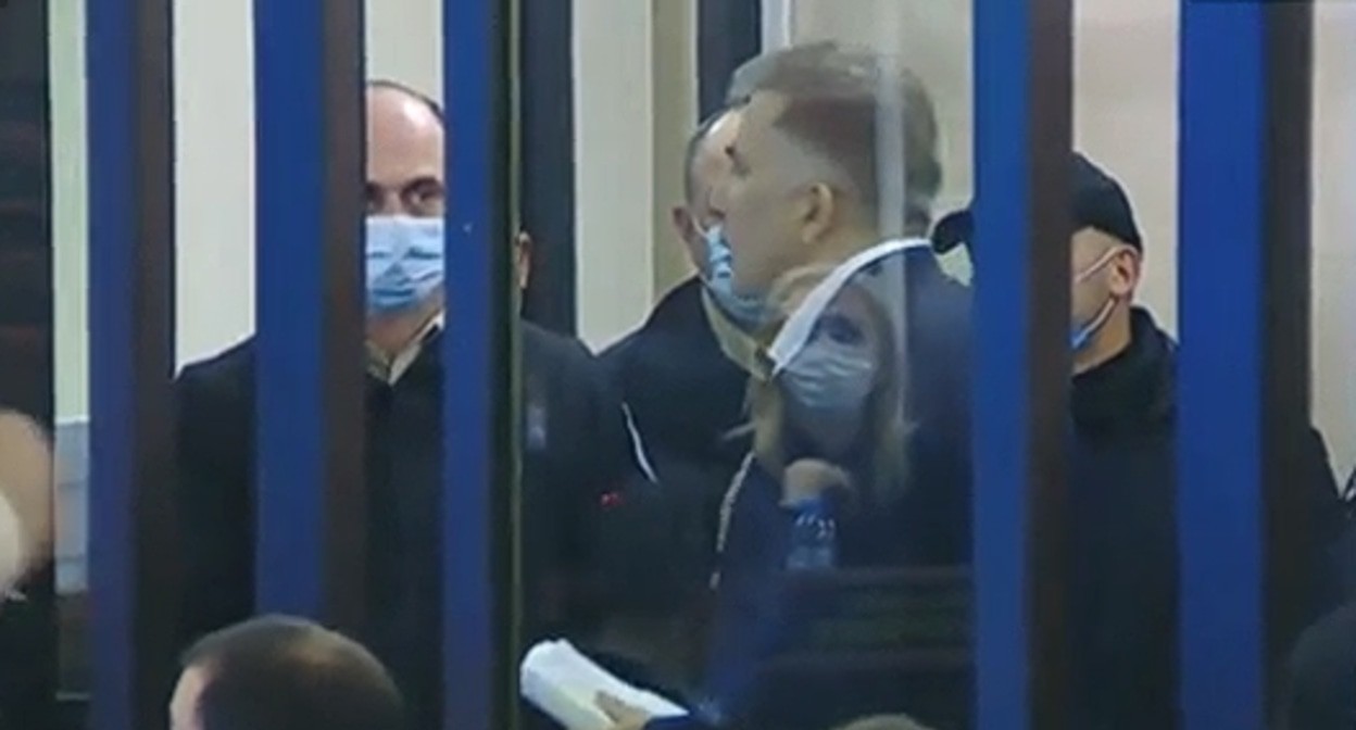 Саакашвили в зале суда. Кадр видео РЕН ТВ https://ren.tv/news/v-mire/909370-saakashvili-iz-zala-suda-prizval-storonnikov-prodolzhat-protesty Саакашвили в зале суда. Кадр видео РЕН ТВ https://ren.tv/news/v-mire/909370-saakashvili-iz-zala-suda-prizval-storonnikov-prodolzhat-protesty