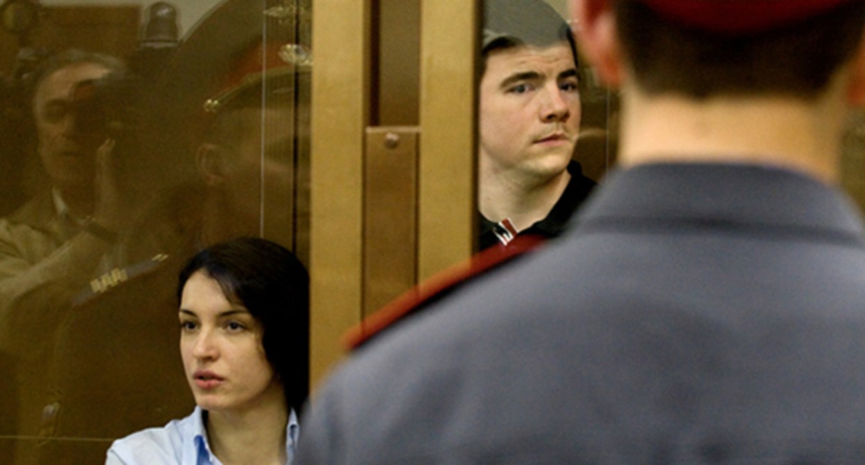 Никита Тихонов (справа) и Евгения Хасис (слева) в зале суда. Фото: http://www.echomsk.spb.ru/projects/goryachaya-tema/pravyy-sektor-rossii.html?print=Y Никита Тихонов (справа) и Евгения Хасис (слева) в зале суда. Фото: http://www.echomsk.spb.ru/projects/goryachaya-tema/pravyy-sektor-rossii.html?print=Y