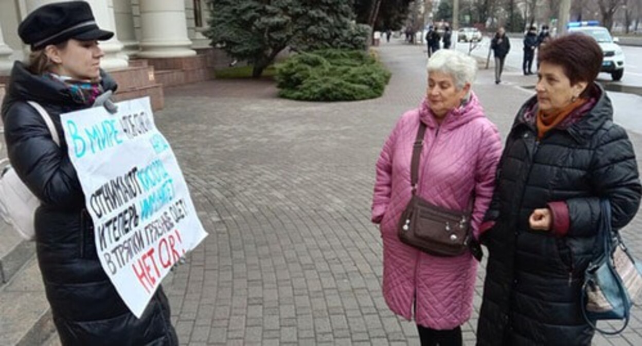 Активистка Наталья Кузнецова (слева) на акции протеста против QR-кодов 1 декабря. Фото Вячеслава Ященко для "Кавказского узла". Активистка Наталья Кузнецова (слева) на акции протеста против QR-кодов 1 декабря. Фото Вячеслава Ященко для "Кавказского узла".
